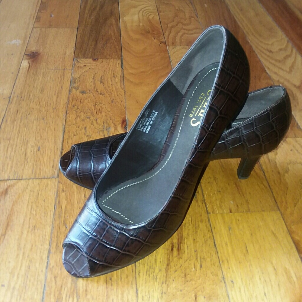 Chaps dark brown peep toe heels. Sz 8B